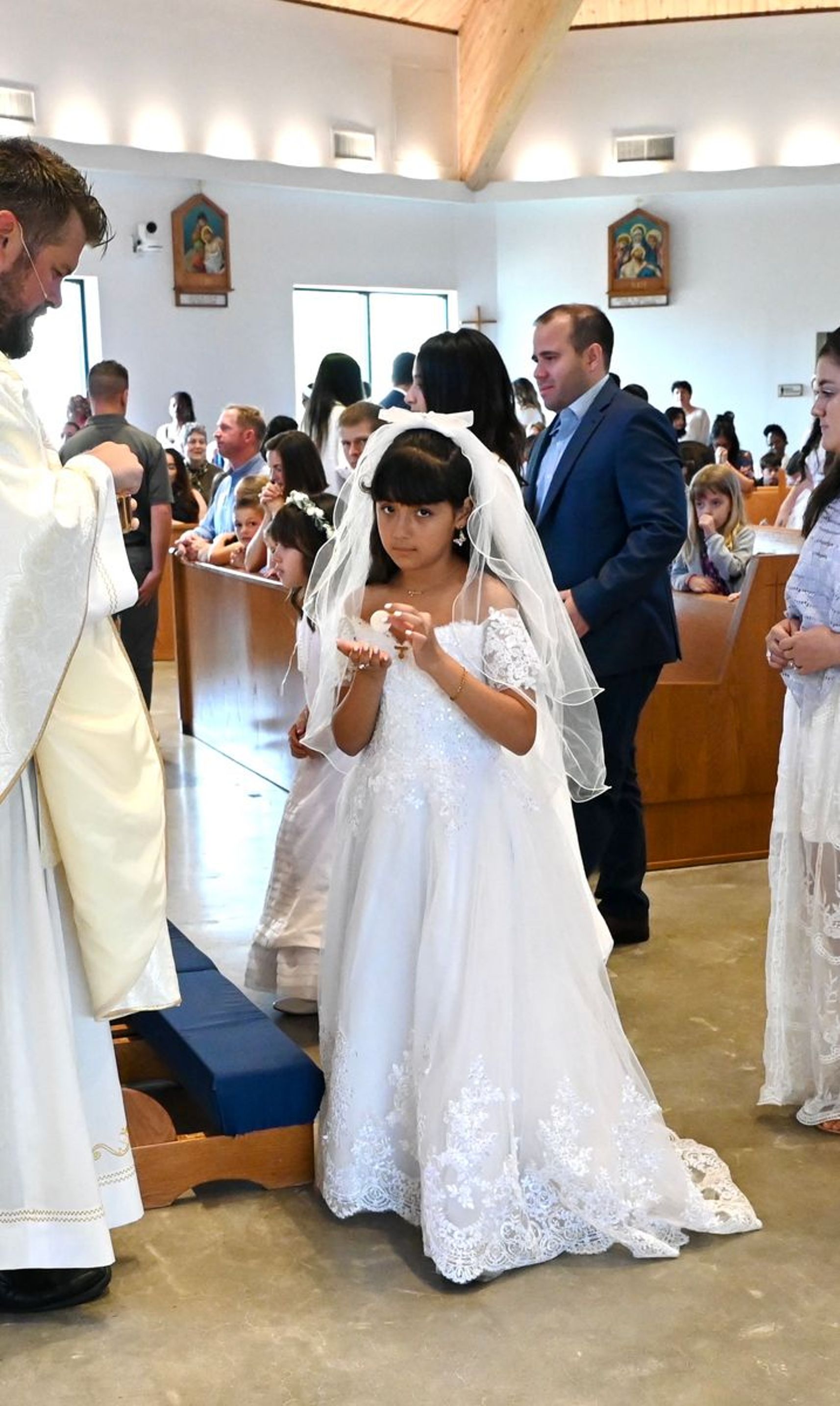 2025-04-05-first-communion-mass-0520.jpg