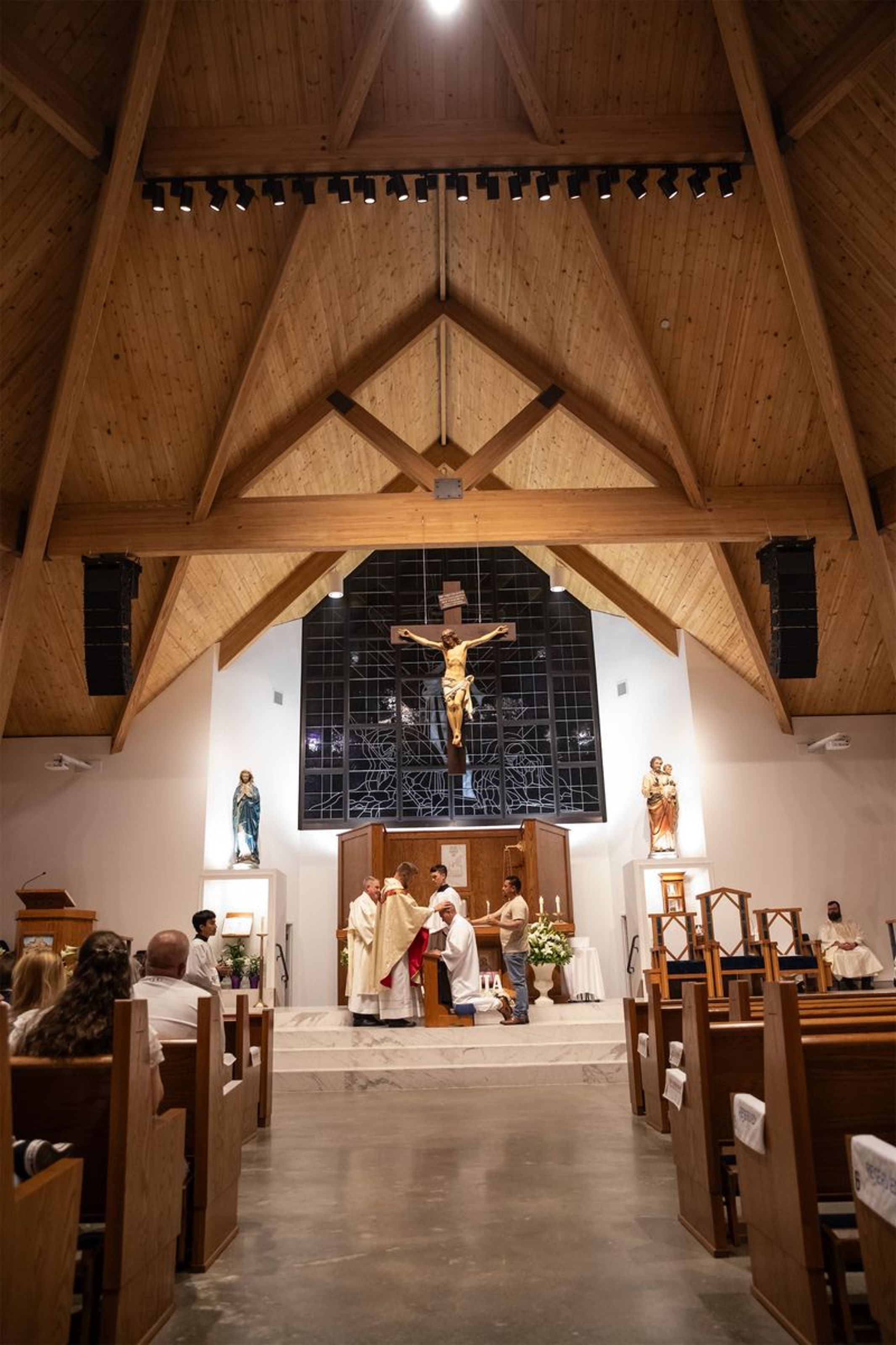 2026-04-04-easter-vigil-0419.jpg